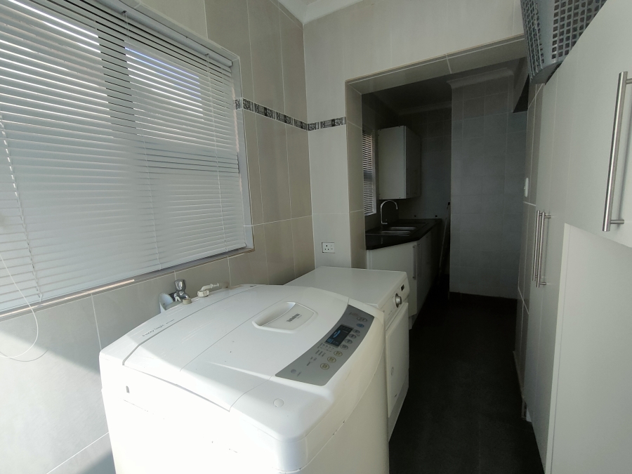 8 Bedroom Property for Sale in Wavecrest Eastern Cape